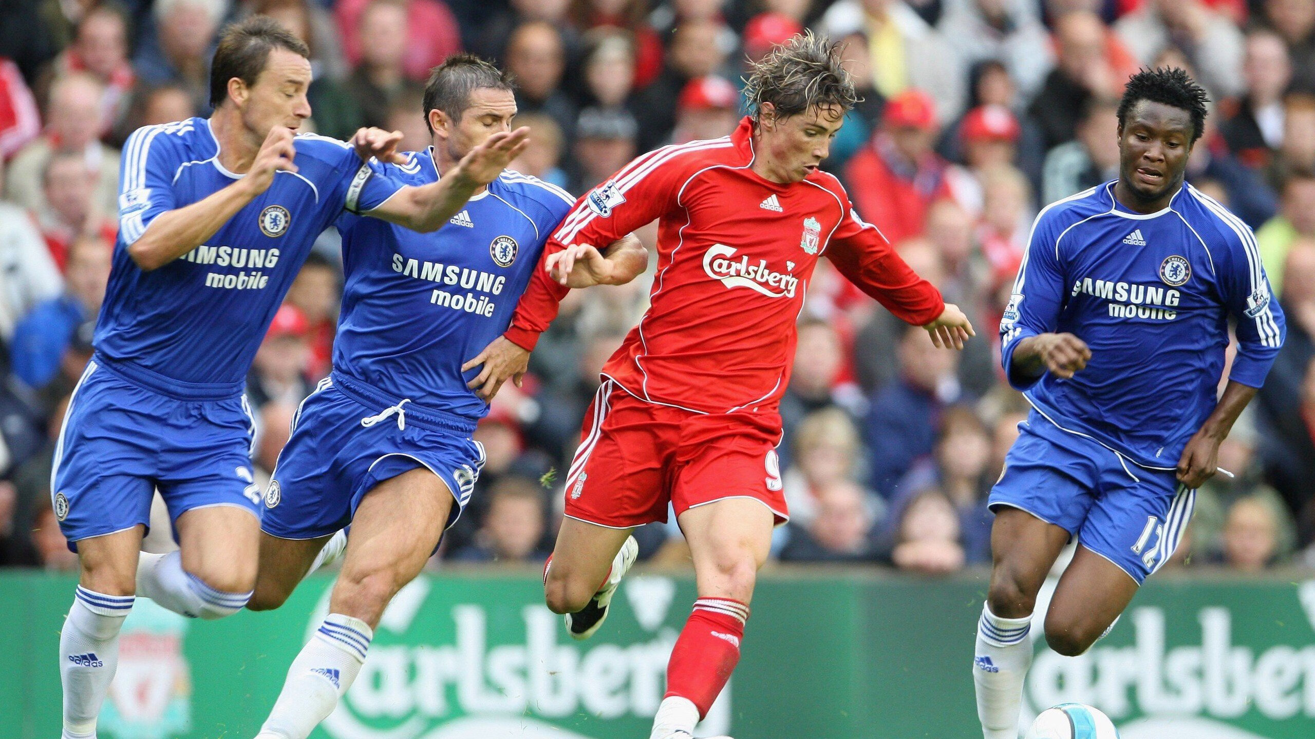 “世界游泳锦标赛：新加坡泳池见证泳者极限冲刺”